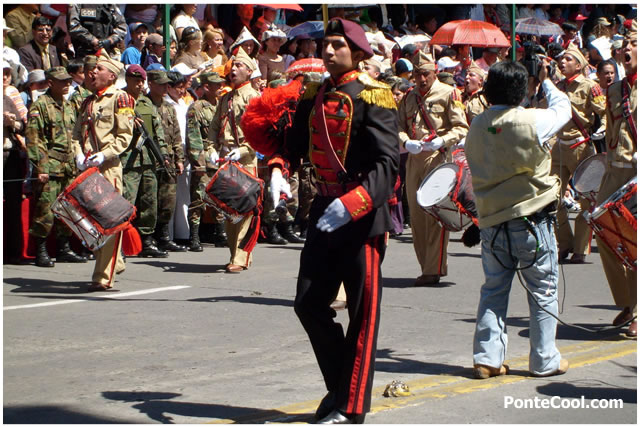 Cachiporrero del Colegio Nacional Bol&iacute;var de Ambato
